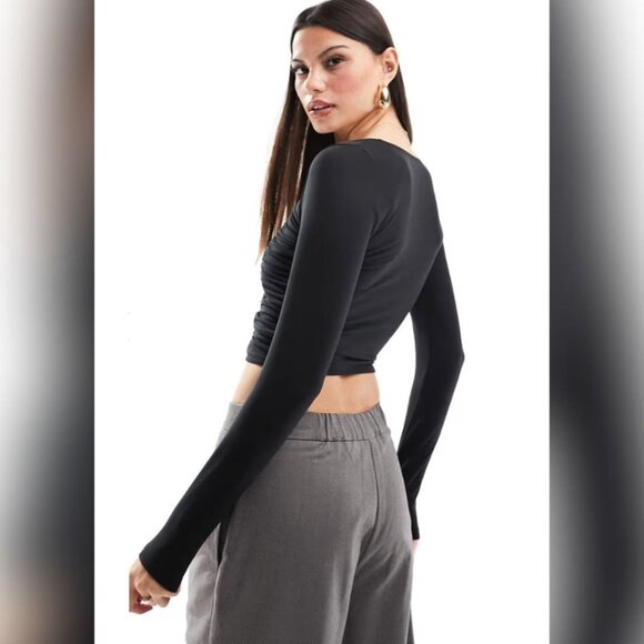 Hollister Crop Fitted Long-Sleeve Rusched Shirt Front Layering Black XS Juniors - Picture 2 of 8